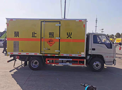 鸡冠爆破器材运输车技术升级与安全合规新趋势