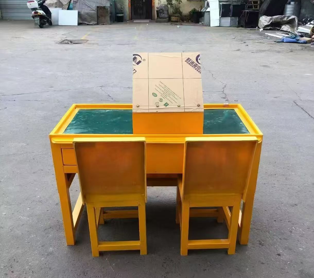 鸡冠防静电导通桌井下煤矿火工品发放桌：危险品流转的安全守护者